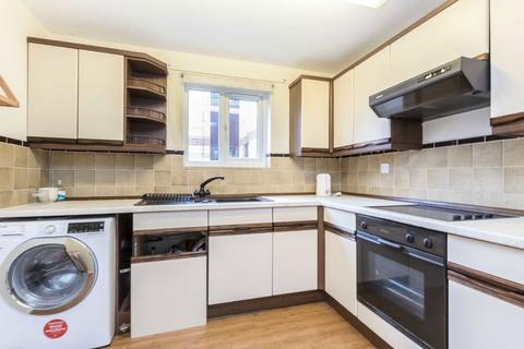 2 bedroom flat to rent, Cherry Orchard, Staines-Upon-Thames TW18