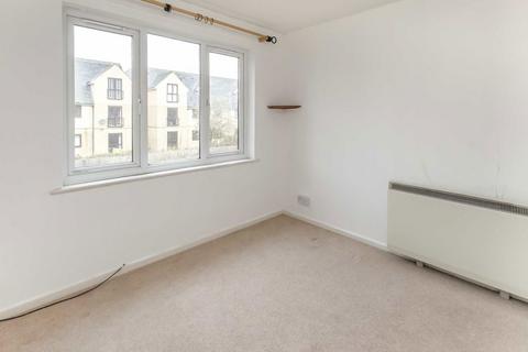 2 bedroom flat to rent, Cherry Orchard, Staines-Upon-Thames TW18