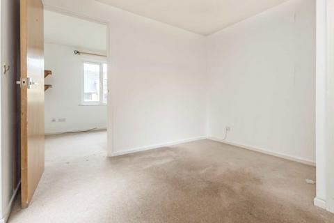 2 bedroom flat to rent, Cherry Orchard, Staines-Upon-Thames TW18