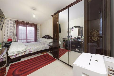 3 bedroom flat for sale, Boulevard Drive, London NW9