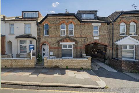 3 bedroom flat for sale, Station Road, London NW4