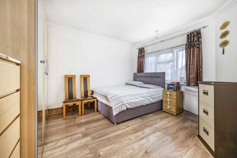 3 bedroom flat for sale, Dallas Road, London NW4