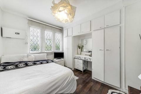Clovelly Greenbank Crescent, London, NW4 2LA