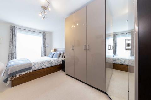 2 bedroom flat for sale, Chronicle Avenue, London NW9