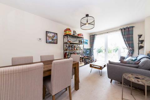 2 bedroom flat for sale, Chronicle Avenue, London NW9