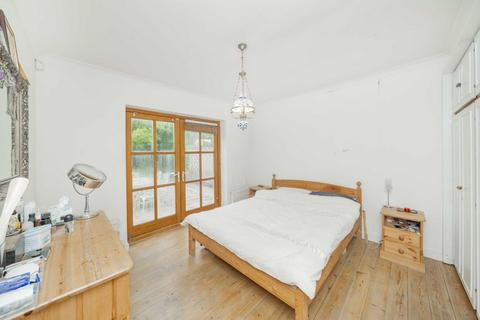 3 bedroom bungalow for sale, Robin Lane, London NW4