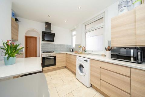 2 bedroom flat for sale, Station Road, London NW4