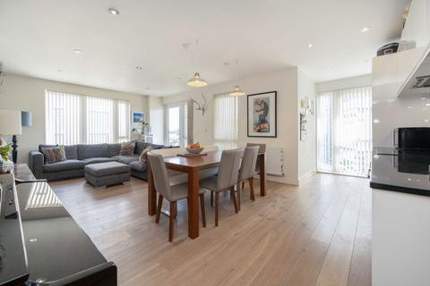 3 bedroom flat for sale, Chronicle Avenue, London NW9