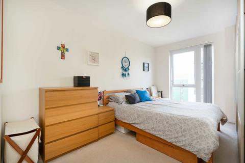 3 bedroom flat for sale, Chronicle Avenue, London NW9