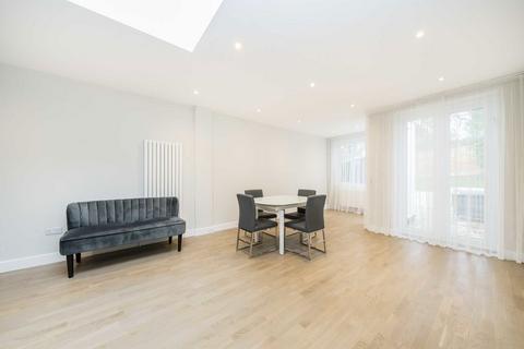 4 bedroom flat to rent, St. Marys Crescent, London NW4