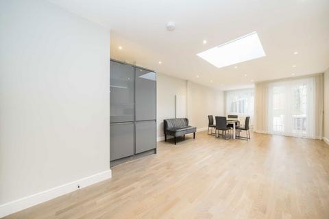 4 bedroom flat to rent, St. Marys Crescent, London NW4