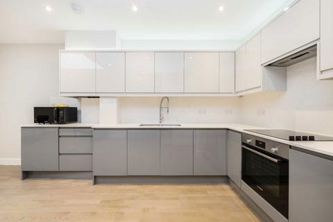 4 bedroom flat to rent, St. Marys Crescent, London NW4