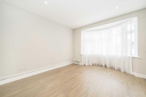 4 bedroom flat to rent, St. Marys Crescent, London NW4