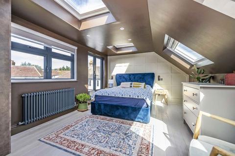 6 Riverside, London, NW4 3TX