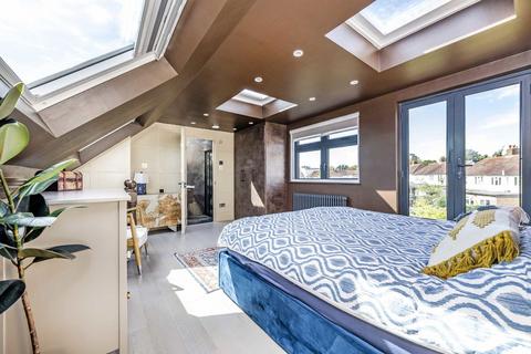 6 Riverside, London, NW4 3TX