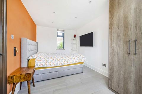 6 Riverside, London, NW4 3TX