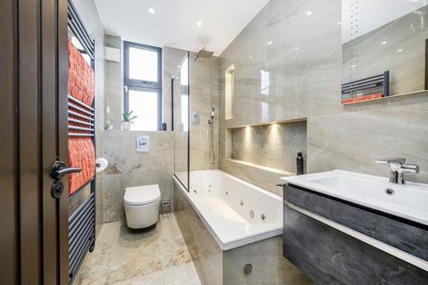 6 Riverside, London, NW4 3TX