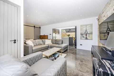 6 Riverside, London, NW4 3TX