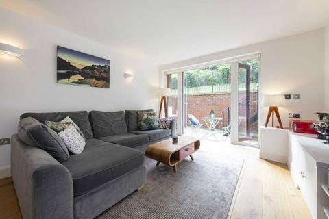 2 bedroom flat for sale, Avenue Road, London N6