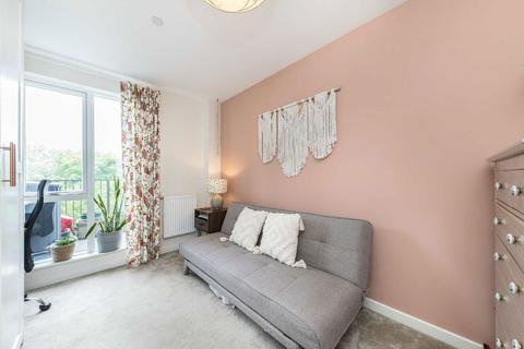 2 bedroom flat for sale, Adenmore Road, London SE6