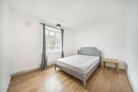 4 bedroom flat to rent, Shackleton Close, London SE23