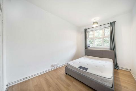 4 bedroom flat to rent, Shackleton Close, London SE23