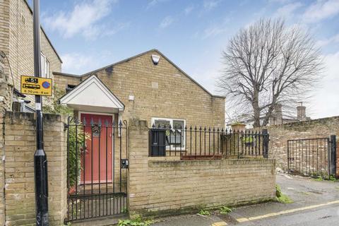 1 bedroom bungalow for sale, Pembroke Place, Isleworth TW7