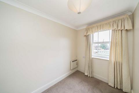 2 bedroom flat for sale, Draper Close, Isleworth TW7