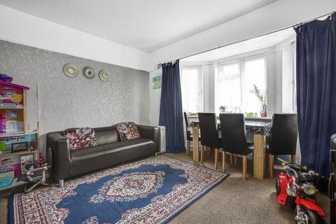 2 bedroom flat for sale, Great West Road, Hounslow TW5