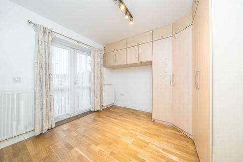 2 bedroom flat for sale, Hanworth Road, Hounslow TW4