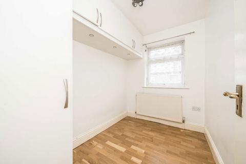 2 bedroom flat for sale, Hanworth Road, Hounslow TW4