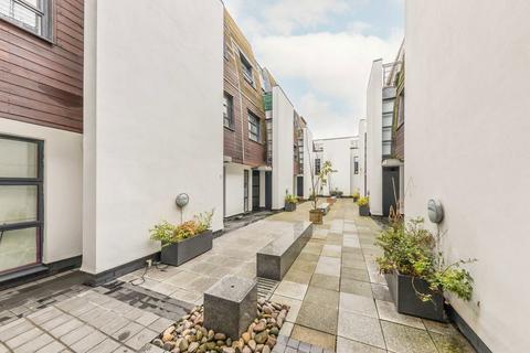 1 bedroom flat for sale, Bouton Place, London N1