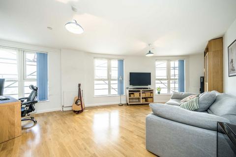 2 bedroom flat for sale, Queensland Road, London N7