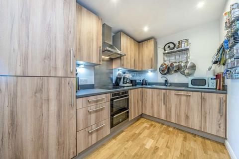 2 bedroom flat for sale, Queensland Road, London N7