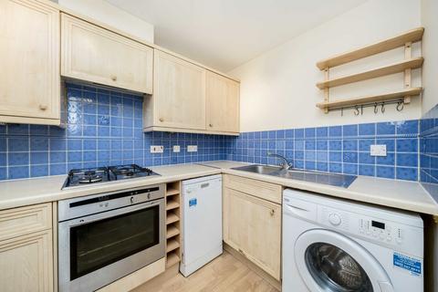 2 bedroom flat to rent, Braddock Close, Isleworth TW7