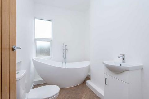 2 bedroom flat for sale, Nevill Road, London N16