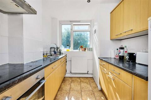 3 bedroom flat for sale, Lorrimore Square, London SE17