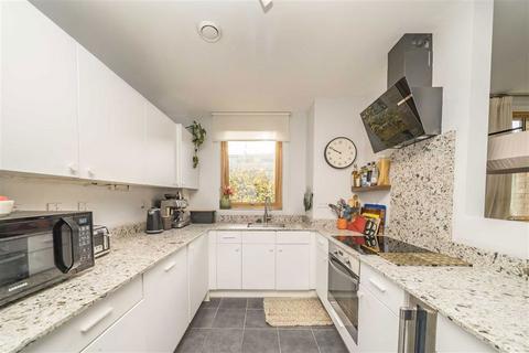 2 bedroom flat for sale, Cooks Road, London SE17