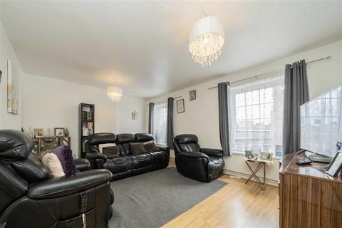 4 bedroom flat for sale, Meadow Road, London SW8