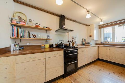 4 bedroom flat for sale, Onslow Close, London W10