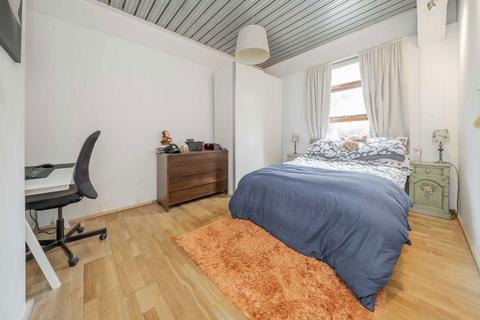 2 bedroom flat for sale, New Crescent Yard, London NW10