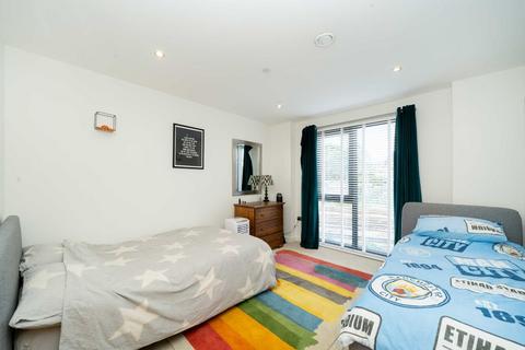 2 bedroom flat for sale, Centric Close, London NW1