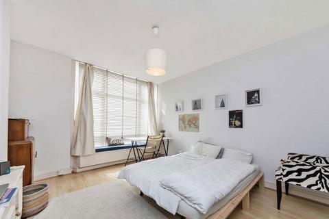 Studio to rent, Warwick Road, London W14