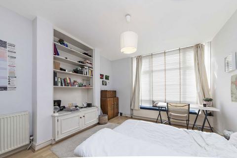 Studio to rent, Warwick Road, London W14