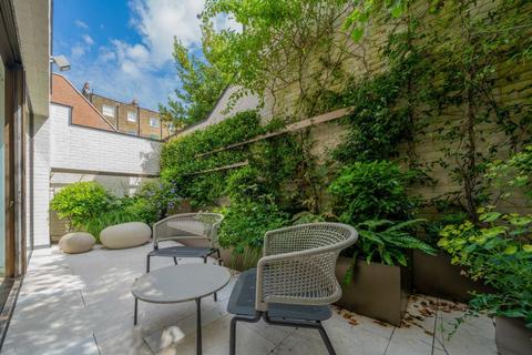 3 bedroom flat to rent, St. Mary Abbots Place, London W8