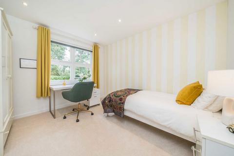 18 Cotswold Close, Kingston Upon Thames, KT2 7JN