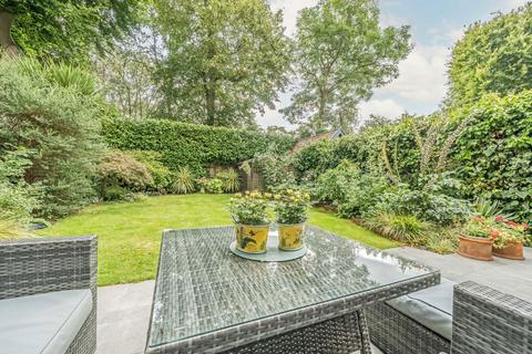 18 Cotswold Close, Kingston Upon Thames, KT2 7JN