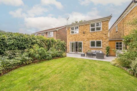 18 Cotswold Close, Kingston Upon Thames, KT2 7JN