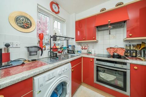 2 bedroom flat for sale, Sigrist Square, Kingston Upon Thames KT2