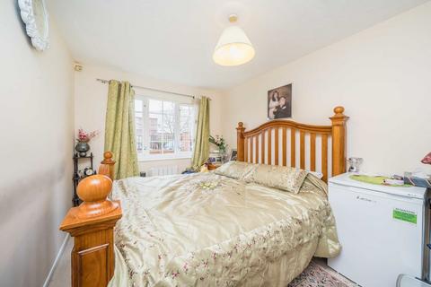 2 bedroom flat for sale, Sigrist Square, Kingston Upon Thames KT2